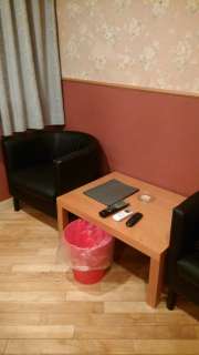 HOTEL K(新宿区/ラブホテル)の写真『410号室のテーブルとイス』by 名無しさん（ID:4403）
