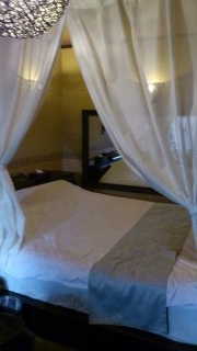 Hotel Bali&Thai 福生店(福生市/ラブホテル)の写真『villa5、ベッド』by 日本代表