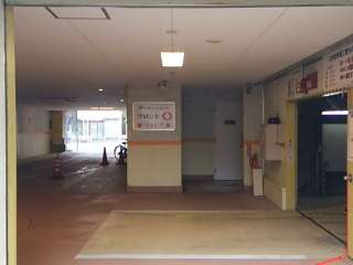 湘南シレーヌ(平塚市/ラブホテル)の写真『駐車場内(裏口から)』by 河童助平