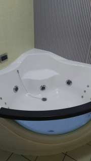 HOTEL Maile(マイレ)(渋谷区/ラブホテル)の写真『303号室の浴槽。丸型で二人なら余裕の広さです。洗い場は狭いです。』by かまってにゃん