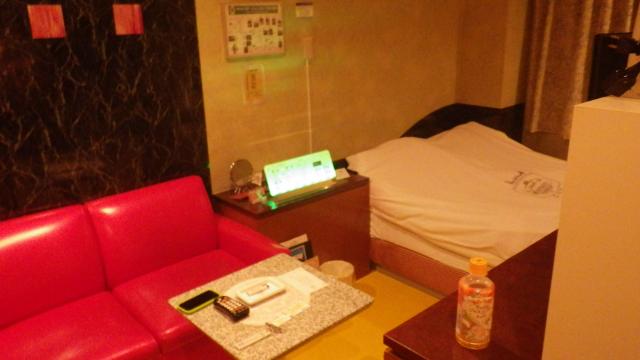 ホテル ステーション本店(台東区/ラブホテル)の写真『213号室のソファとベッド』by 毎日がエブリデイ