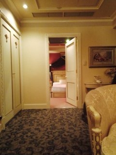 ファラオ(札幌市中央区/ラブホテル)の写真『応接ルームからベッドルームを見る301号室』by 北の大地