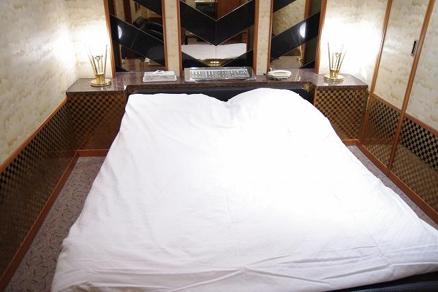 HOTEL Sun（サン）(新宿区/ラブホテル)の写真『505号室　ベッド』by マーケンワン