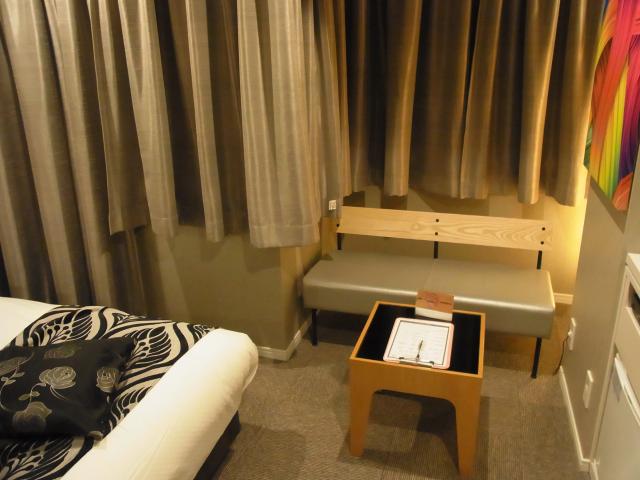 HOTEL COREST（コレスト）(中央区/ラブホテル)の写真『403号室 椅子』by ホテルレポったー