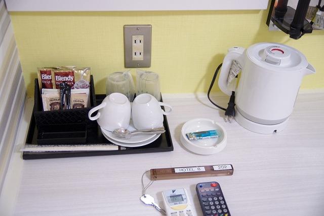 ホテル　エイト(新宿区/ラブホテル)の写真『202号室　茶器、ルームキーなど』by マーケンワン
