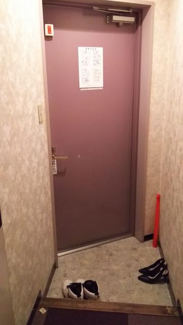ホテル ウィズ(相模原市/ラブホテル)の写真『103号室の入口。室内からの撮影。以外と広いです。』by かまってにゃん