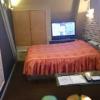 ティファナイン(豊島区/ラブホテル)の写真『302号室、テーブルとベッド。テーブル手前にはソファーがあります。』by 猫さん