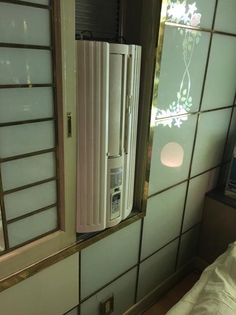 ラ・フランセパリス(新宿区/ラブホテル)の写真『ドアに挟まってる昔ながらの冷房機』by 子持ちししゃも