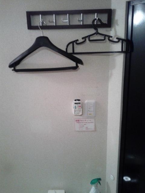 レンタルルーム ビスタ(新宿区/ラブホテル)の写真『５号室　ハンガーとエアコンのリモコン。部屋が狭いので、このハンガーとフックは助かる。』by セイムス