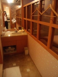 ホテルUNS(ユーエヌエス)(戸田市/ラブホテル)の写真『222の洗面台』by まさおじさん