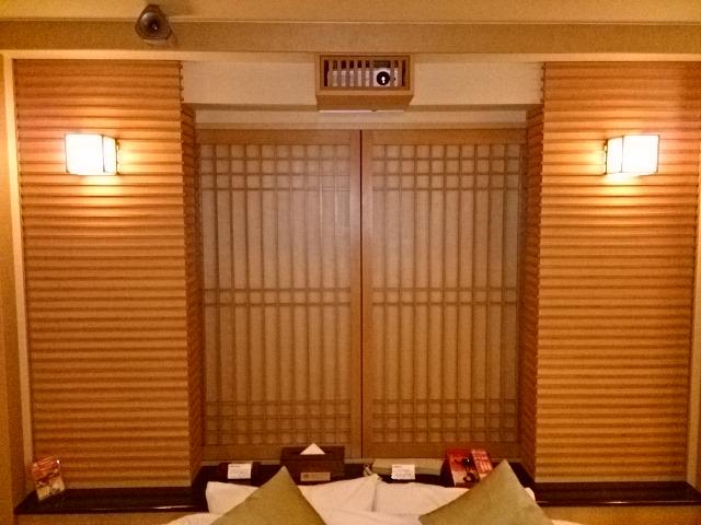 バニラリゾートちゅら(三芳町/ラブホテル)の写真『枕元とプロジェクター』by おむすび