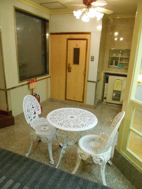 フランセ(八王子市/ラブホテル)の写真『506号室、テーブル＆チェアとサウナの入り口』by もんが～
