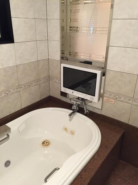 ホテル FORSION(フォーション)(新宿区/ラブホテル)の写真『502号室 浴室テレビ』by どんちゃん（運営スタッフ）