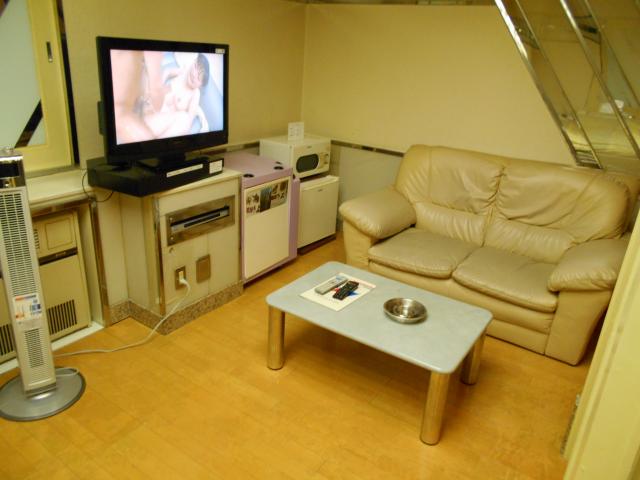 フランセ(八王子市/ラブホテル)の写真『506号室、テーブルとソファーとテレビなど』by もんが～