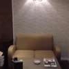 フルフル(立川市/ラブホテル)の写真『テーブルとソファー、壁の照明』by おむすび