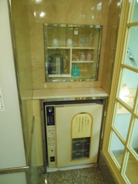 フランセ(八王子市/ラブホテル)の写真『506号室、お茶セットと現在は使用不可の販売用冷蔵庫』by もんが～