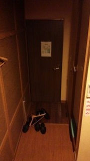 プチホテルコスモス(荒川区/ラブホテル)の写真『201号室。部屋奥から入り口に向かって撮影。』by 偏頭痛 持ち男