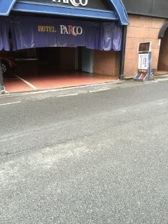 ホテル パルコ(大阪市/ラブホテル)の写真『ホテル南側よりホテル入口を撮影』by ポカポカ陽気