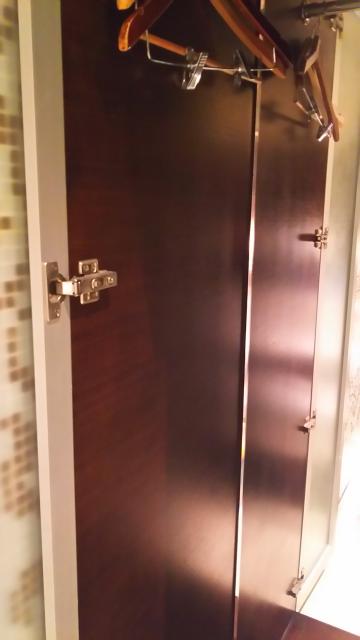 HOTEL LIRIO（リリオ）(渋谷区/ラブホテル)の写真『203号室のクローゼット。ロングコートも大丈夫で、ハンガーも4つありました。スラックス掛けがついてました。』by かまってにゃん