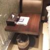 HOTEL LIRIO（リリオ）(渋谷区/ラブホテル)の写真『203号室。ソファーとテーブル。ソファーは１つしかありません。テーブルも小さいです。』by かまってにゃん