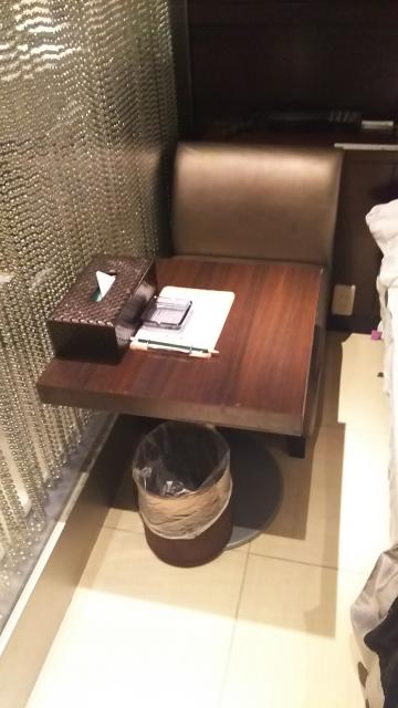 HOTEL LIRIO（リリオ）(渋谷区/ラブホテル)の写真『203号室。ソファーとテーブル。ソファーは１つしかありません。テーブルも小さいです。』by かまってにゃん