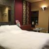 HOTEL  YAYAYA弐番館(台東区/ラブホテル)の写真『203号室、室内にはベッドとソファーが置いてある』by 町田氏