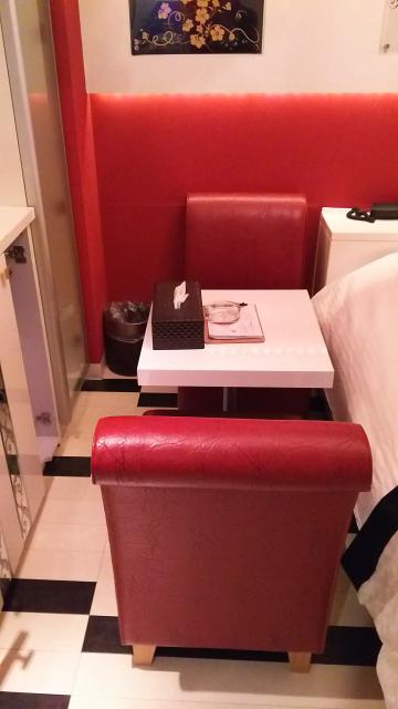 HOTEL LIRIO（リリオ）(渋谷区/ラブホテル)の写真『402号室のソファーとテーブル。』by かまってにゃん