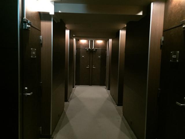 ヒルズホテル五反田(品川区/ラブホテル)の写真『4階の部屋の並び（手前左側が使用した402号室）』by エレクト1000