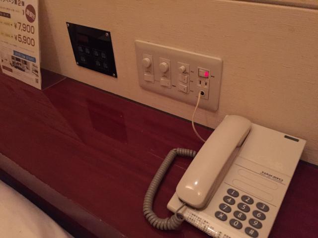ヒルズホテル五反田(品川区/ラブホテル)の写真『402号室　ベットの上の照明スイッチと有線と電話』by エレクト1000