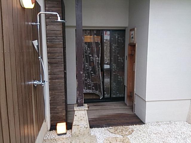 バニラリゾートちゅら(三芳町/ラブホテル)の写真『露天風呂から見た部屋の方向』by おむすび