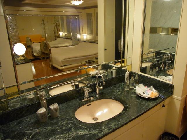 ラモード新宿(新宿区/ラブホテル)の写真『606号室 洗面と鏡（リニューアル後）』by ホテルレポったー