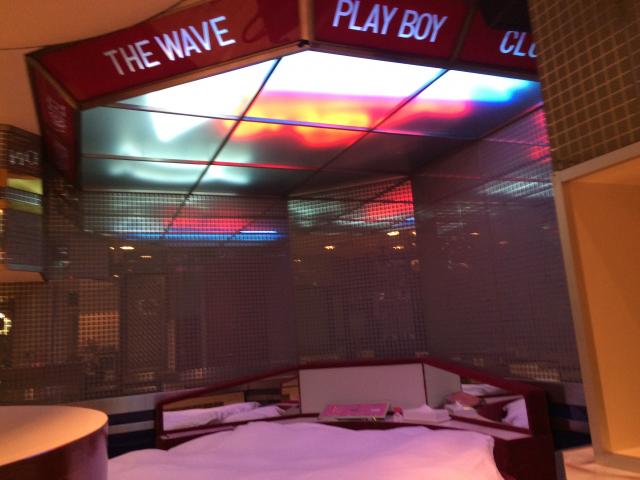 ザ・ウェーブ(相模原市/ラブホテル)の写真『301号室 天井照明が今は懐かしいディスコ的な感じ。』by 研翁