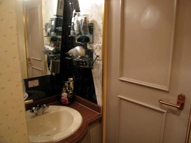 閉店？したホテル(ID:43090)(台東区/ラブホテル)の写真『203号室　トイレのドア前の狭い洗面台』by nognog