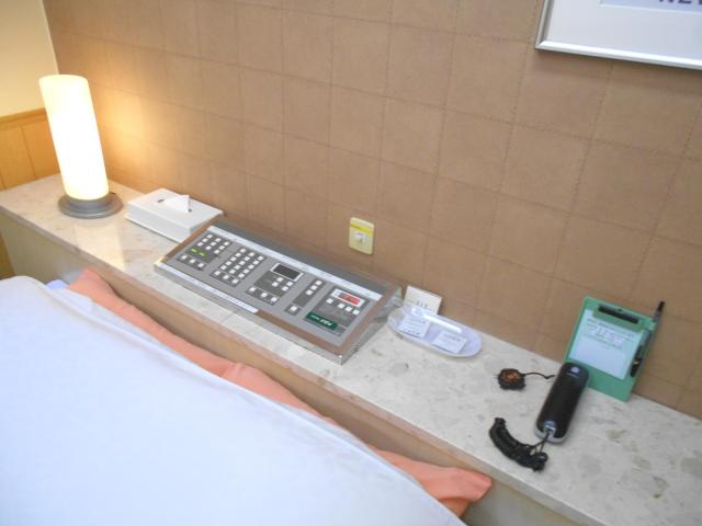 HOTEL VIEW(所沢市/ラブホテル)の写真『312号室、枕元のコントロールパネルと電話など』by もんが～