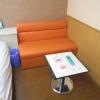 HOTEL VIEW(所沢市/ラブホテル)の写真『312号室、テーブルとソファー』by もんが～