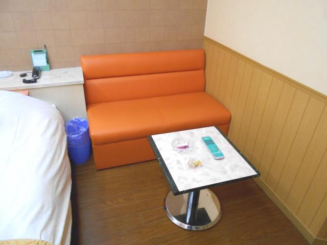 HOTEL VIEW(所沢市/ラブホテル)の写真『312号室、テーブルとソファー』by もんが～