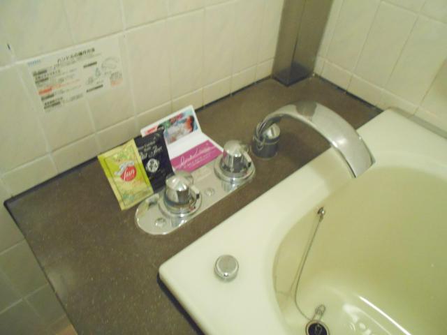 HOTEL VIEW(所沢市/ラブホテル)の写真『312号室、バスルームの入浴剤など』by もんが～