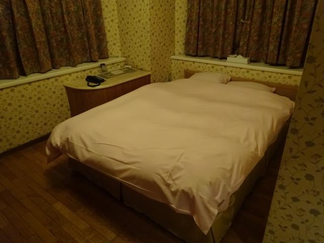 ホテル エクセルシオ(新宿区/ラブホテル)の写真『203号室　ベッド周り』by 名無しさん（ID:16165）
