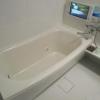 IKASU HOTEL(八王子市/ラブホテル)の写真『206号室、浴槽と浴室テレビ』by もんが～
