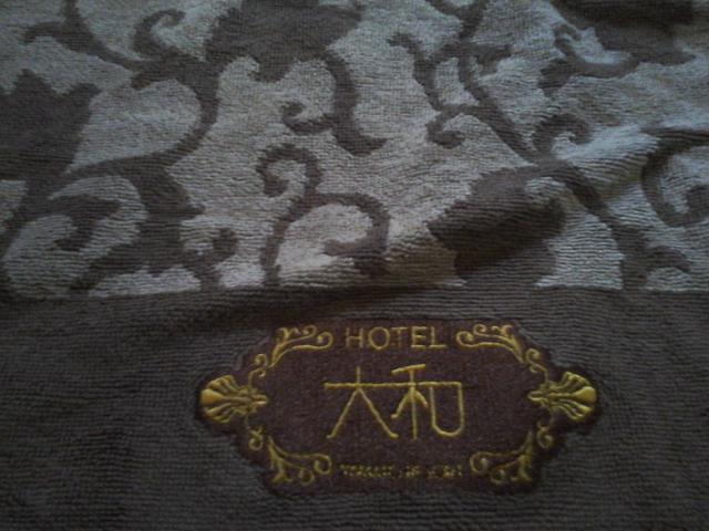 ホテル大和リゾート(世田谷区/ラブホテル)の写真『510号室 バスマット( ホテルロゴ )』by ルーリー９nine