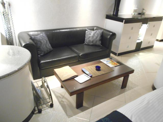 ラフェスタ国立(国立市/ラブホテル)の写真『301号室、テーブルとソファー』by もんが～