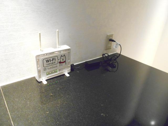 ラフェスタ国立(国立市/ラブホテル)の写真『301号室、Wi-Fiルーター（携帯電話会社の電波とホテルの無料Wi-Fiの電波の両方が飛んでいました）』by もんが～