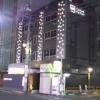 IKASU HOTEL(八王子市/ラブホテル)の写真『夜の外観（駐車場はありませんが、すぐ隣にコインパーキングがあります。）』by もんが～