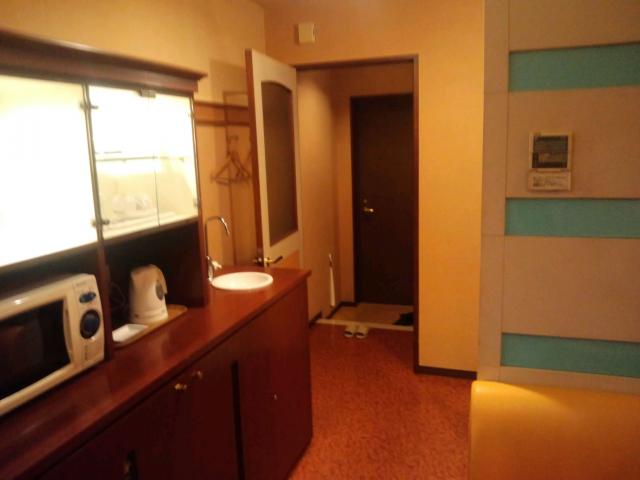 ホテルUNS(ユーエヌエス)(戸田市/ラブホテル)の写真『213のベッドから見た入り口と収納カウンターと電子レンジ、ポット』by まさおじさん