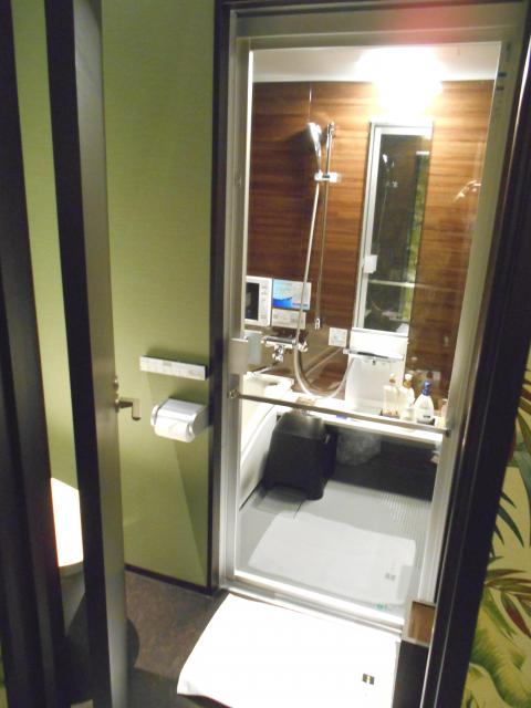 IKASU HOTEL(八王子市/ラブホテル)の写真『１０３号室、バスルーム入り口』by もんが～