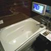 IKASU HOTEL(八王子市/ラブホテル)の写真『１０３号室、浴槽と浴室テレビ』by もんが～