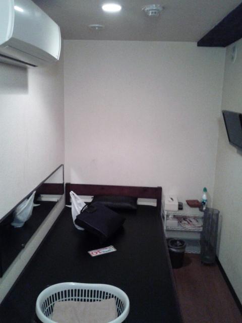 レンタルルーム ビスタ(新宿区/ラブホテル)の写真『10号室 ベッドは広め、エアコン＆テレビ完備 シャワールームもありコンパクトで快適 清潔』by セイムス