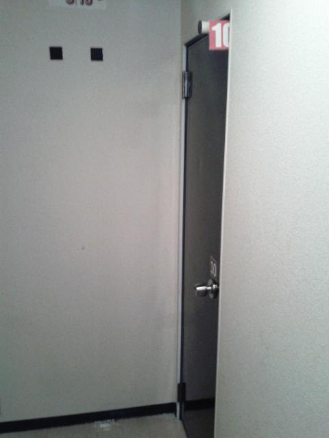 レンタルルーム ビスタ(新宿区/ラブホテル)の写真『10号室 入口 行き止まりの右側。防音してないので廊下にアンアンの声がこだましてます。』by セイムス