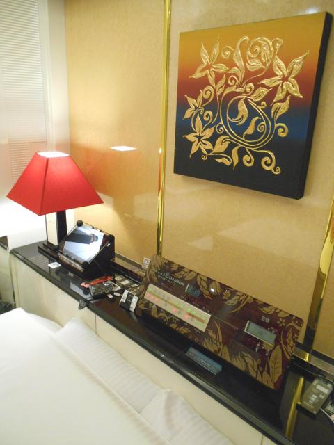 GRAND CARIBBEAN LUXURY HOTEL(所沢市/ラブホテル)の写真『208号室、枕元のコントロールパネルと電気スタンドなど』by もんが～