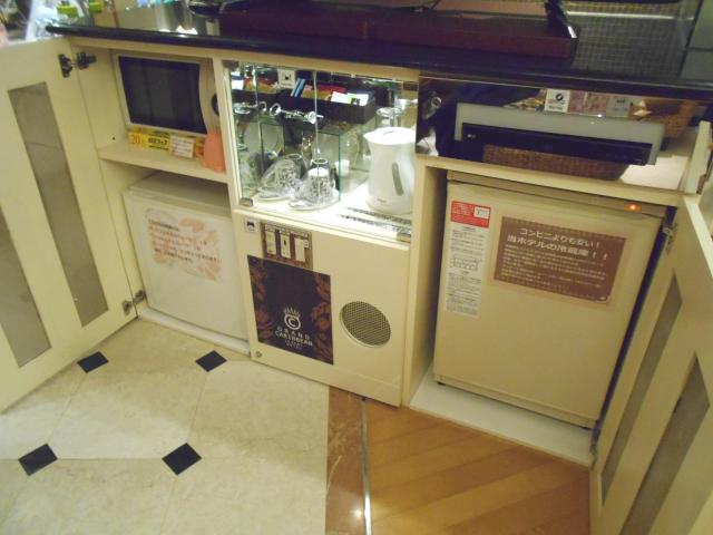 GRAND CARIBBEAN LUXURY HOTEL(所沢市/ラブホテル)の写真『208号室、電子レンジ、冷蔵庫、お茶セットなど』by もんが～